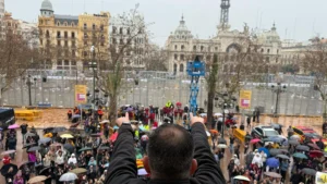 Espectadores disfrutando de la mascletà en Valencia durante las Fallas 2026