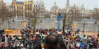 Espectadores disfrutando de la mascletà en Valencia durante las Fallas 2026