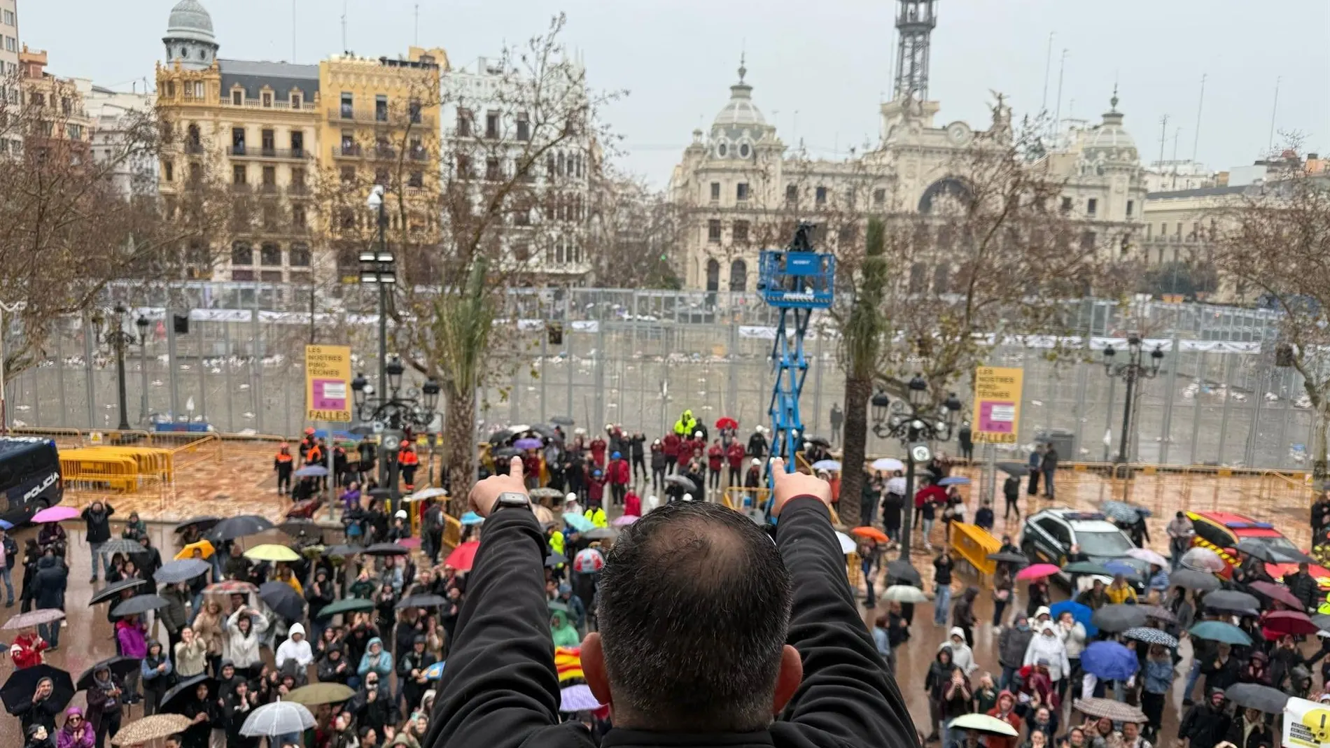 Espectadores disfrutando de la mascletà en Valencia durante las Fallas 2026