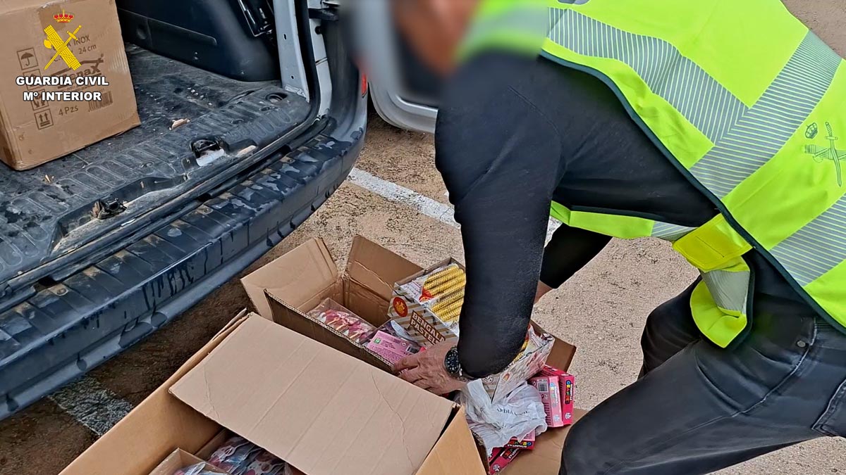 Agente de la Guardia Civil inspeccionando material pirotécnico en cajas