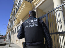 Agente de policía local de Paiporta frente a una puerta