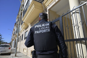 Agente de policía local de Paiporta frente a una puerta
