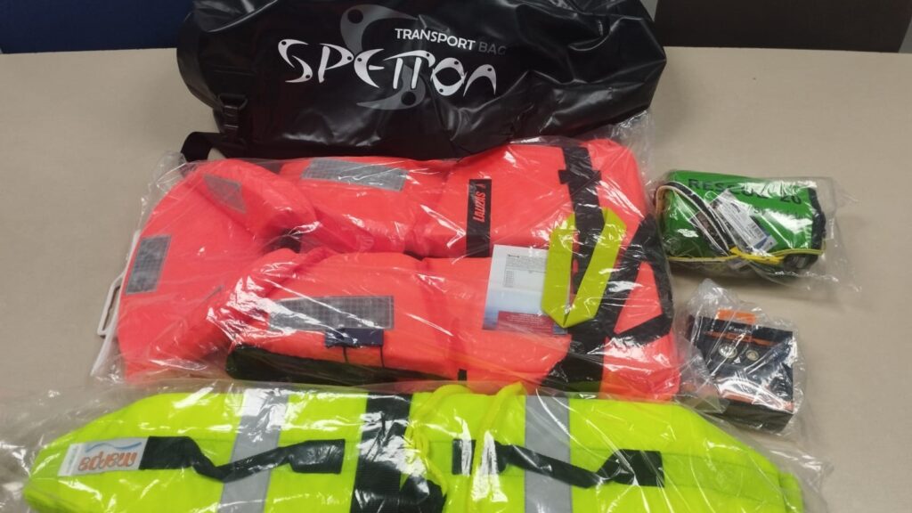 La Policía Local de València ha recibido 36 kits tácticos de rescate para emergencias acuáticas.