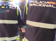 Agentes de la Policía Nacional realizando una intervención en la calle.