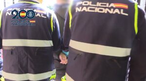 Agentes de la Policía Nacional realizando una intervención en la calle.