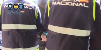 Agentes de la Policía Nacional realizando una intervención en la calle.