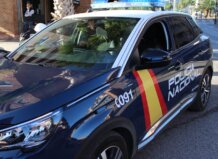 Detonan de forma controlada en el puerto una bomba de la Guerra Civil hallada en unas obras de la calle Joan Verdaguer Coche de la Policía Nacional con luces encendidas en la calle