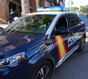 Coche de la Policía Nacional con luces encendidas en la calle