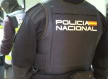 Hallado muerto un hombre en plena calle de Burjassot tras recibir dos puñaladas Agente de la Policía Nacional en un operativo de seguridad