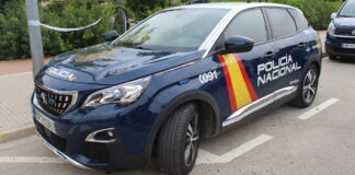 Vehículo de la Policía Nacional en Valencia estacionado en la calle