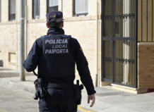 Agente de policía local en Paiporta caminando por la calle