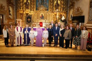 Grupo de personas en la ceremonia del pregón de Semana Santa en Torrent