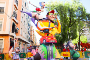 Monumento de la falla Plaça de Lepanto en Benetússer con personajes coloridos.