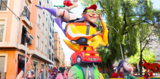 Monumento de la falla Plaça de Lepanto en Benetússer con personajes coloridos.