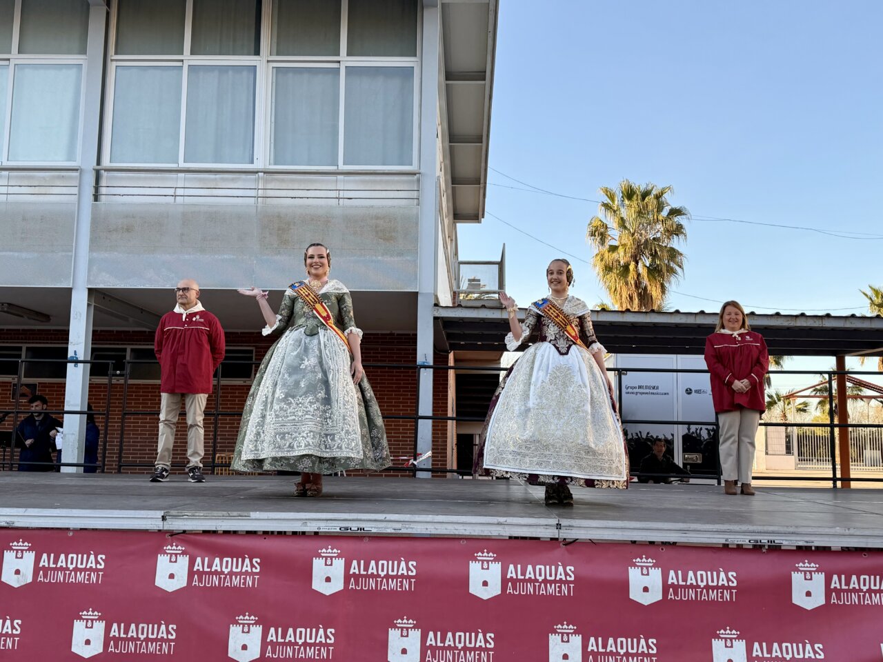 Ceremonia de premiación en Alaquàs con participantes en trajes tradicionales