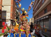 Monumento fallero en Burjassot con figuras coloridas y cartel DUMA