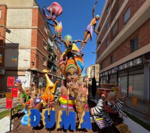 Monumento fallero en Burjassot con figuras coloridas y cartel DUMA