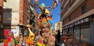 Monumento fallero en Burjassot con figuras coloridas y cartel DUMA