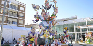 Monumento de la falla Plaça Cervantes en Paiporta durante los premios 2026