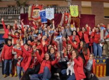 Celebración de los premios de Fallas en Port Saplaya con un grupo de personas felices.