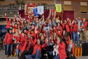 Celebración de los premios de Fallas en Port Saplaya con un grupo de personas felices.