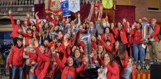 Celebración de los premios de Fallas en Port Saplaya con un grupo de personas felices.