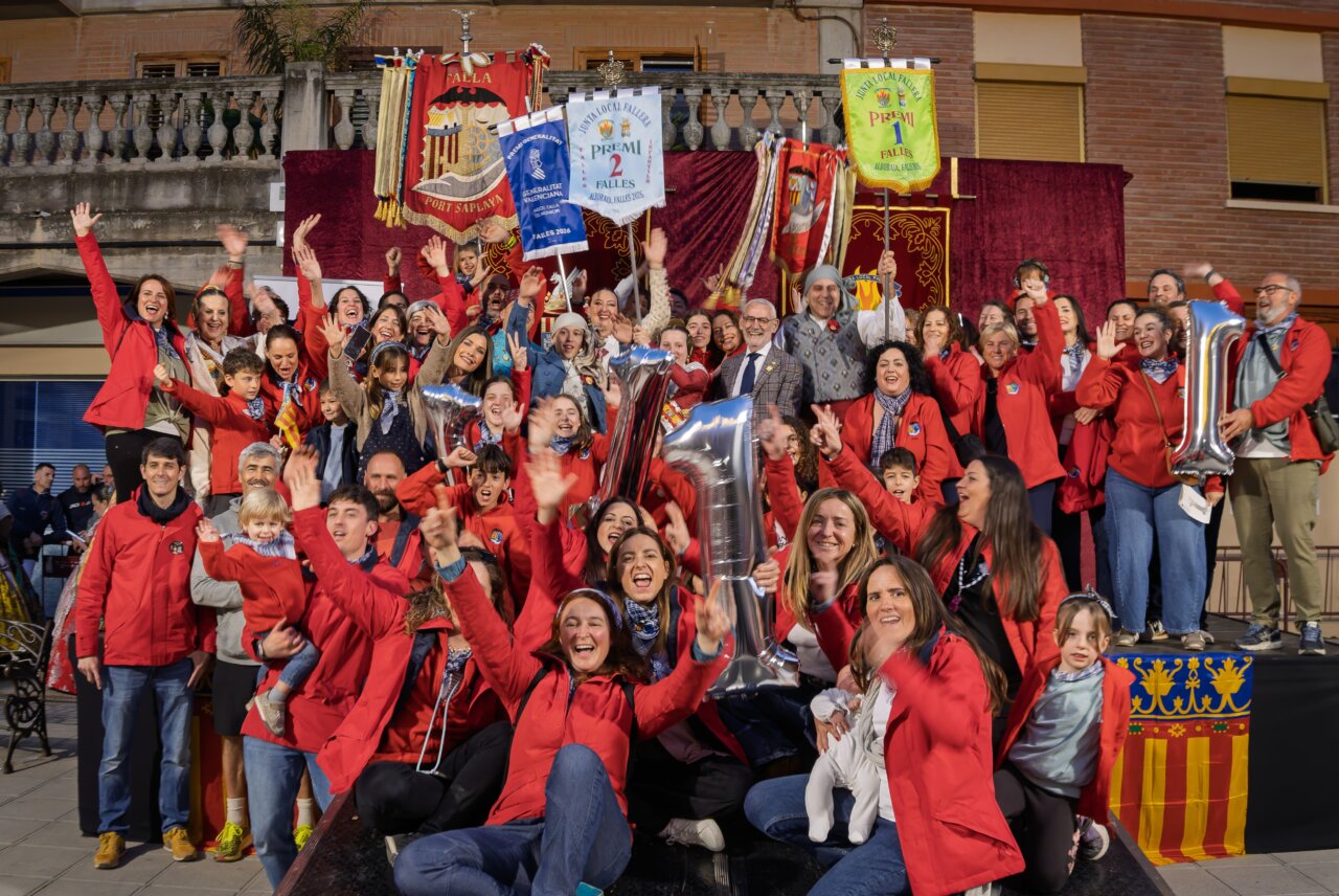 Celebración de los premios de Fallas en Port Saplaya con un grupo de personas felices.