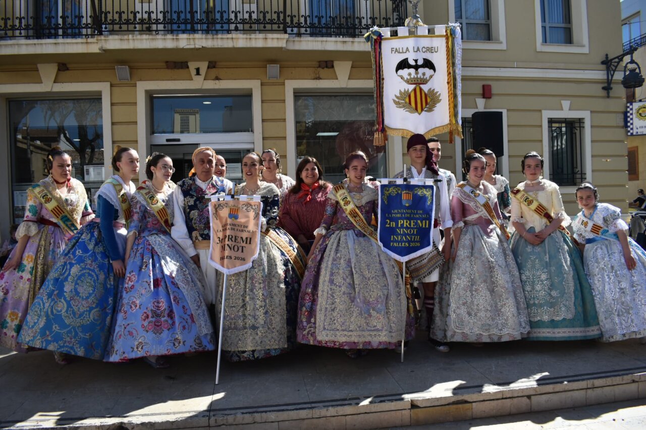 Grupo de personas en trajes tradicionales en la entrega de premios del Ninot 2026