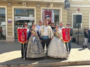 Grupo de personas en el acto de entrega de premios de los ninots en La Pobla de Farnals.