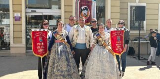Grupo de personas en el acto de entrega de premios de los ninots en La Pobla de Farnals.