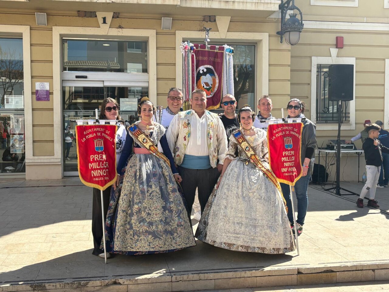 Grupo de personas en el acto de entrega de premios de los ninots en La Pobla de Farnals.