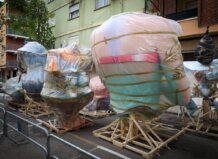 Monumentos falleros envueltos en plástico en Torrent
