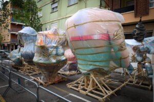 Monumentos falleros envueltos en plástico en Torrent