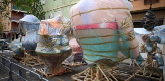 Monumentos falleros envueltos en plástico en Torrent