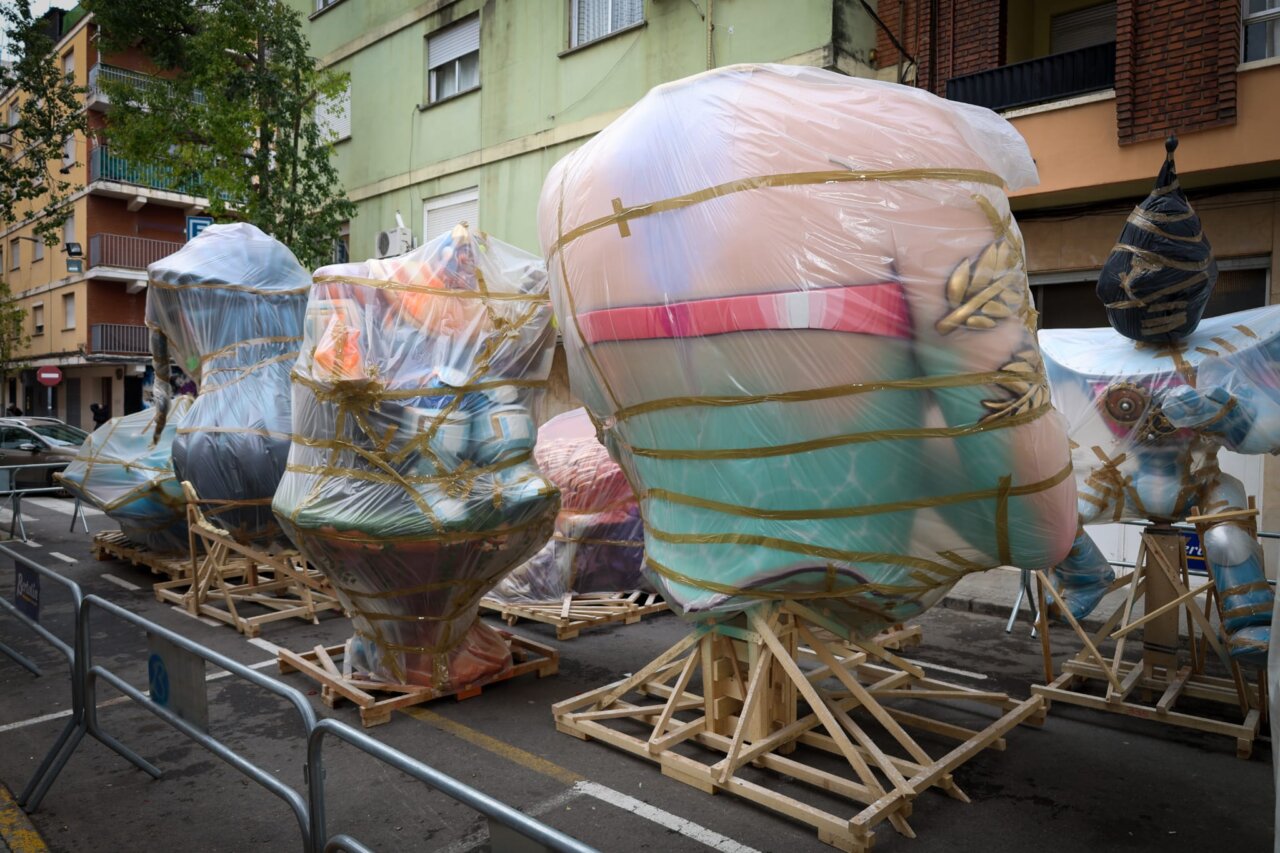 Monumentos falleros envueltos en plástico en Torrent