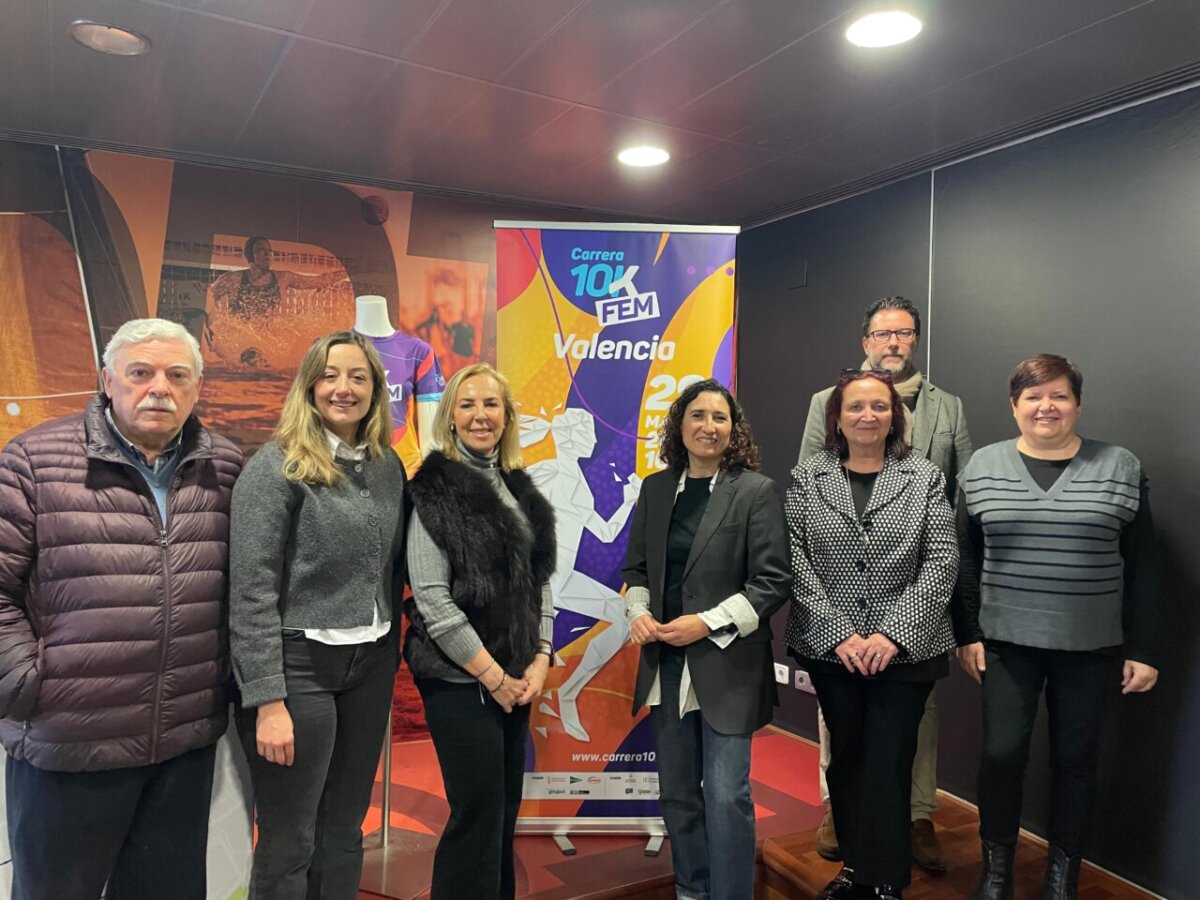 Presentación de la carrera 10KFem en València con varios participantes