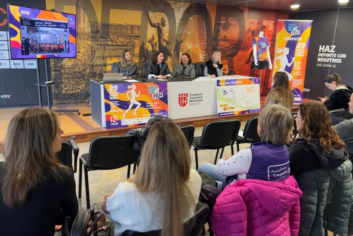 Presentación de la carrera 10KFem en València con varias ponentes.