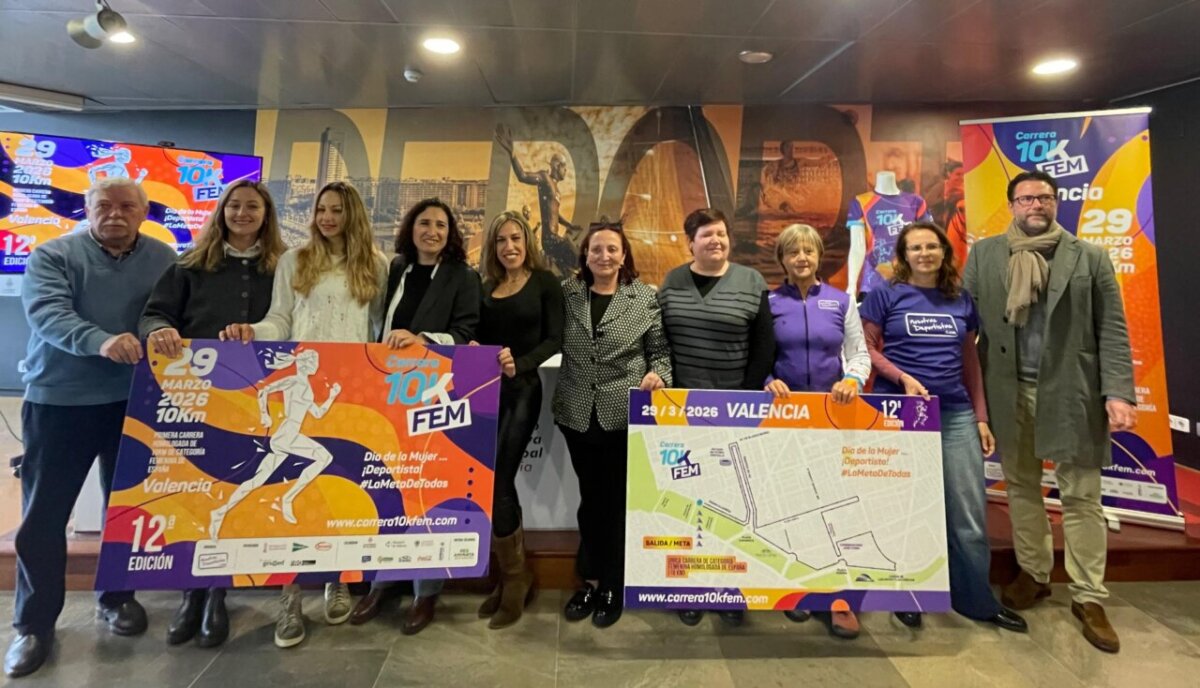 Presentación de la carrera 10KFem en Valencia con participantes y carteles