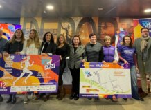 Presentación de la carrera 10KFem en Valencia con participantes y carteles