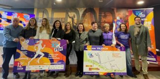 Presentación de la carrera 10KFem en Valencia con participantes y carteles