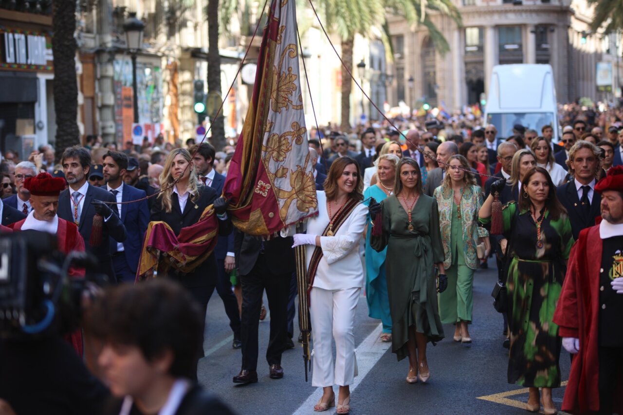 Participantes en la procesión cívica de València portando la Senyera.