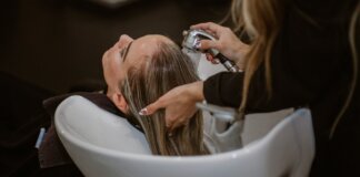 Mujer recibiendo un lavado de cabello en una peluquería profesional