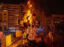Programació Especial de Falles 2026 en À Punt Monumento fallero ardiendo durante la celebración de Fallas en Valencia