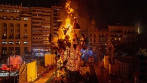 Monumento fallero ardiendo durante la celebración de Fallas en Valencia