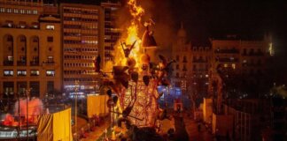 Monumento fallero ardiendo durante la celebración de Fallas en Valencia