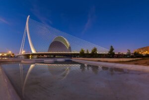 Vista del Puente de l'Assut de l'Or en Valencia al atardecer
