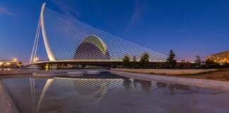 Vista del Puente de l'Assut de l'Or en Valencia al atardecer