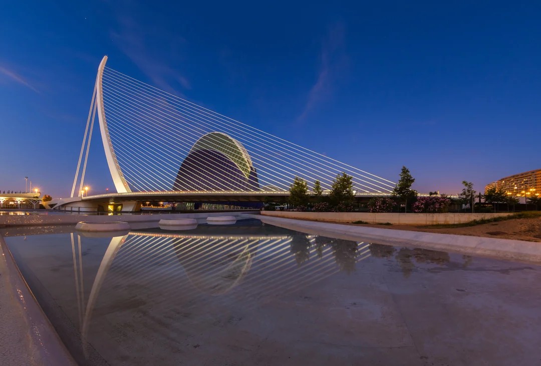 Vista del Puente de l'Assut de l'Or en Valencia al atardecer
