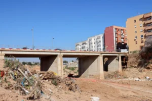 Puente de Quatre Camins en Torrent con daños visibles tras la DANA