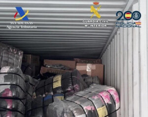 Contenedor con paquetes de marihuana y hachís en el puerto de Valencia